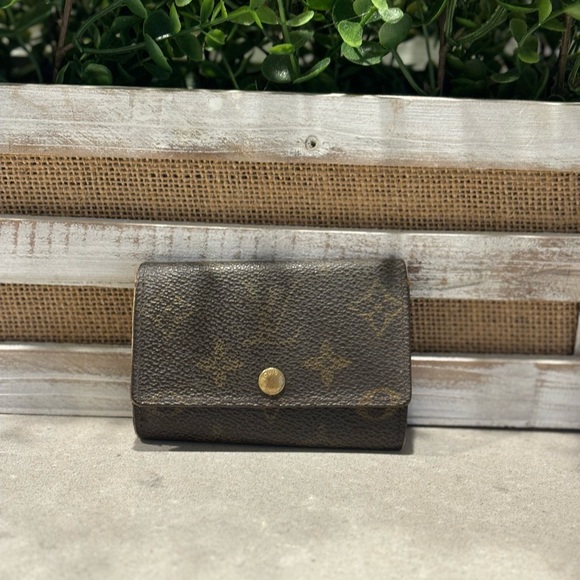 Louis Vuitton Monogram Key Holder - Picture 1 of 15